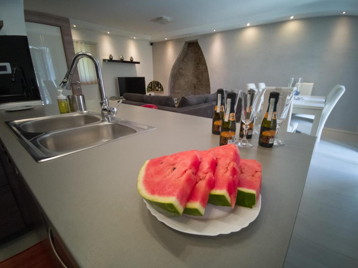 Holiday House Tos-Vila With Heated Pool Vrbnik  Eksteriør billede