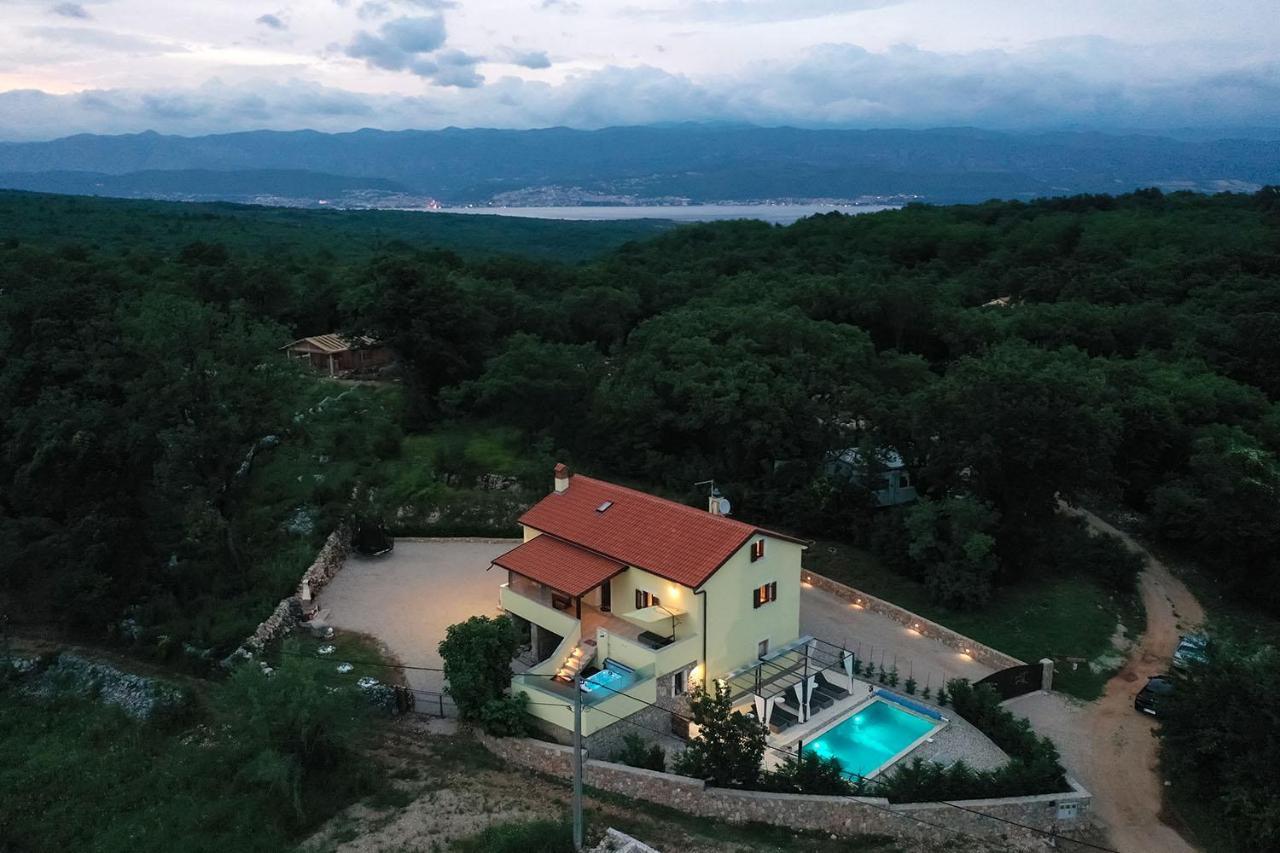 Holiday House Tos-Vila With Heated Pool Vrbnik  Eksteriør billede